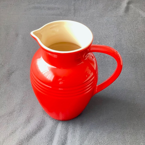 New Le Creuset Stoneware 2-Quart Pitcher (Cherry Red) - Picture 1 of 4